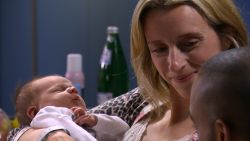 ‘Thuis’ start jubileum zonder huwelijk maar mét een catfight en geboorte