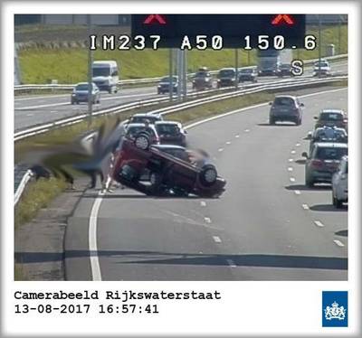 Auto op de kop op A50 bij Ewijk, weg is weer vrij