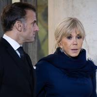 Brigitte Macron doet complotdenkers in het zand bijten, maar jaagt ondertussen feministen tegen zich in het harnas