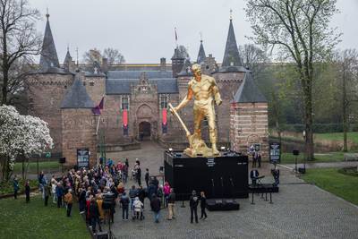 Ernstig zieke Lucas (14) 'trouwt' met zijn verpleegster Linda (36)