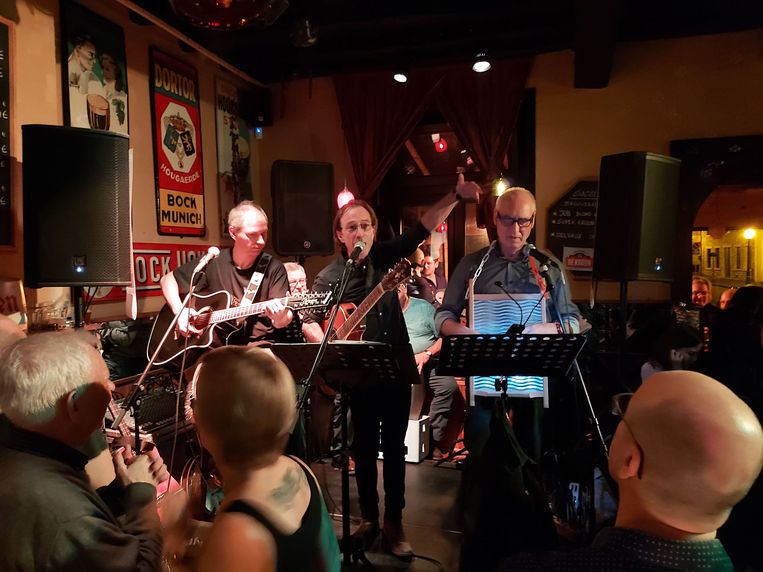 De Totale Waanzin brengt een schitterend café chantant.