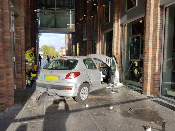 Vaste Bezoekster Ramt Gevel Filmhuis Lux Met Auto Gelukkig