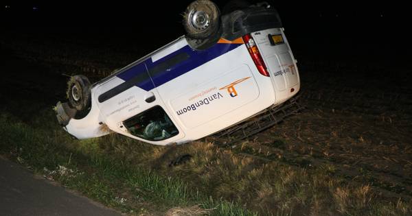 Auto slaat 's nachts over de kop in Lathum