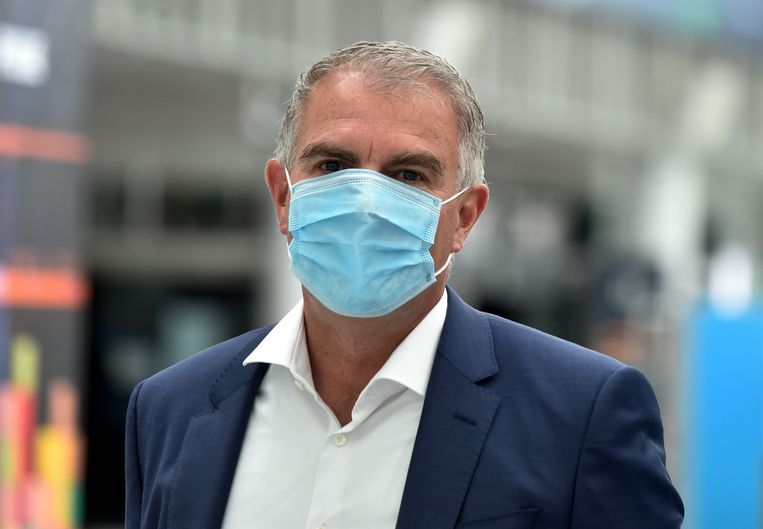 Carsten Spohr, CEO van Lufthansa met mondmasker.