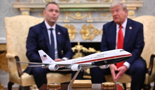 Amerikaanse luchtmacht plooit dan toch: Air Force One krijgt beschildering die Trump wil