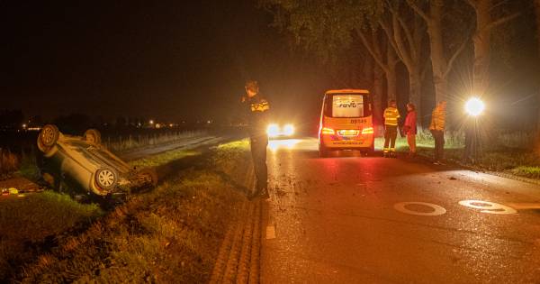 WERKHOVEN - Op het Oostrumsdijkje tussen Houten en Werkhoven is rond middernacht een automobiliste over de kop geslagen.