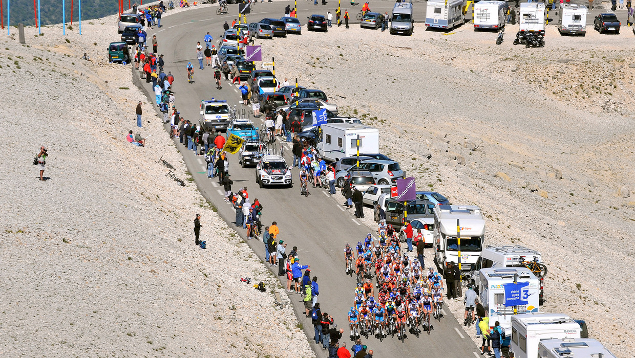 Hoe De Mythische Mont Ventoux Kreunt Onder De Tour Gekte En Het Ongebreidelde Wielertoerisme De Morgen