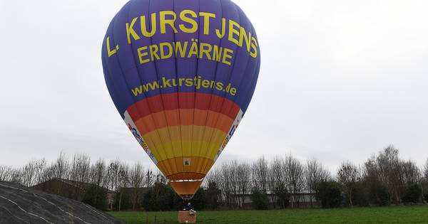 Piloot Leon gaat met zijn luchtballon door de sneeuw van Drachten naar Haps