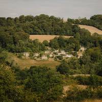 De Cotswolds voorbij de clichés: deze roadtrip voert je langs steencirkels, literaire landschappen en karaktervolle pubs