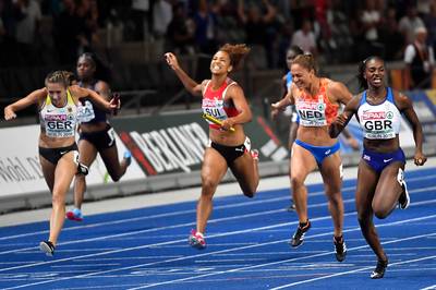 Vrouwen sprinten naar zilver op 4x100 meter, mannen grijpen brons