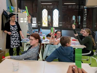 Kinderboekenschrijfster laat kinderen Esbeek nadenken over klimaat, ‘Verwarming lager, extra trui aa