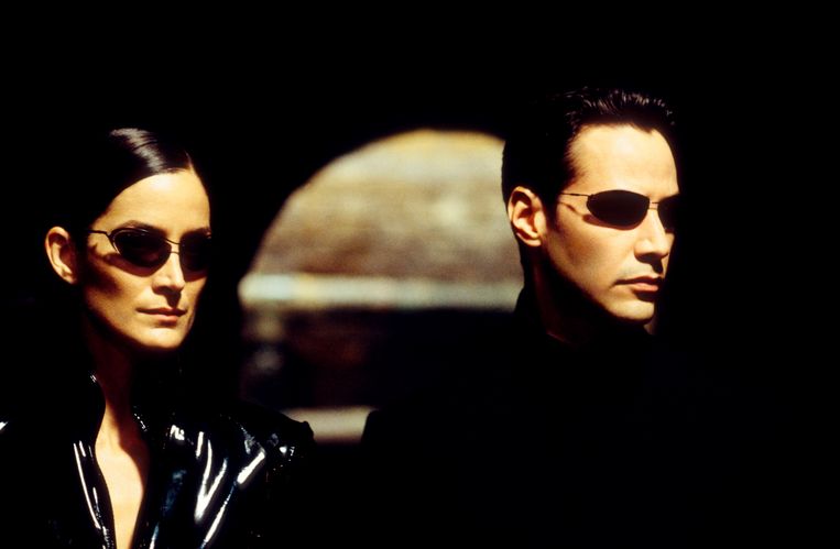 Carrie-Anne Moss als Trinity (links). Zij is Neo’s “love interest” in de trilogie.