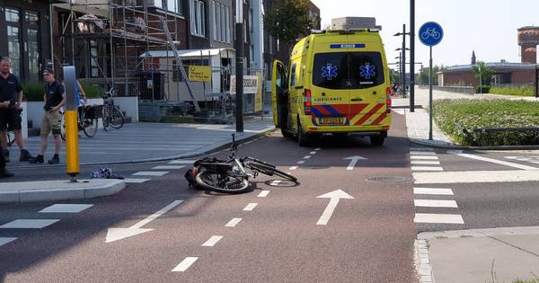 Fietser zwaargewond naar ziekenhuis na ongeluk in Enschede.