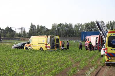 Auto belandt in maïsveld naast A15, twee inzittenden naar ziekenhuis