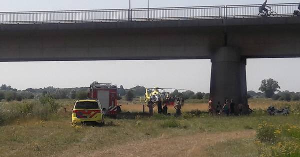 Meisje dat vanaf spoorbrug op rotsen in Deventer IJssel sprong is 15-jarige uit Lochem - Tubantia