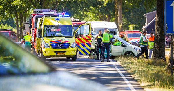 Bestelbus ramt overstekende auto in Bakel, bestuurster zit bekneld - Eindhovens Dagblad
