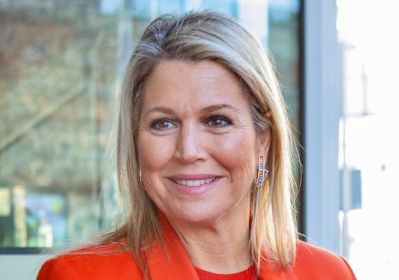 Máxima steelt de show in een knalrood broekpak