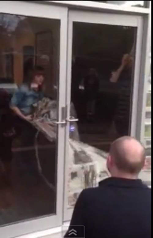 Trop Occupee Elle Ne Remarque Pas Son Copain Qui La Demande En