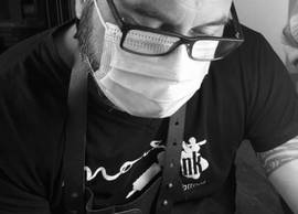 Andries (47) geeft vrouwen tepels terug na borstreconstructie: “Ook als je het niet kunt betalen”