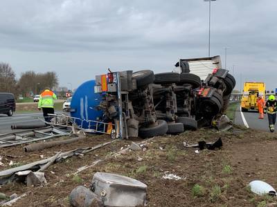 Verkeershinder op A2 door gekantelde vrachtwagen met vloeibare mest tot diep in de nacht