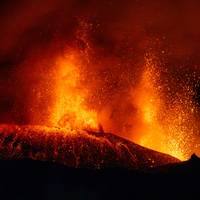 Nieuwe uitbarsting vulkaan Etna verstoort vliegverkeer in zuiden Italië nog tot zeker dinsdagochtend
