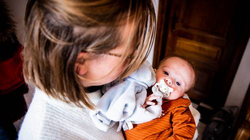 Baby Vic kroop door het oog van de naald door nierafwijking én corona: “Elke avond nam ik afscheid van hem”