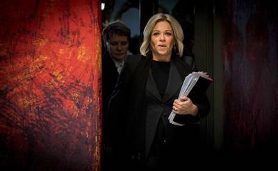 Minister Hennis stapt op om fataal ongeluk Mali