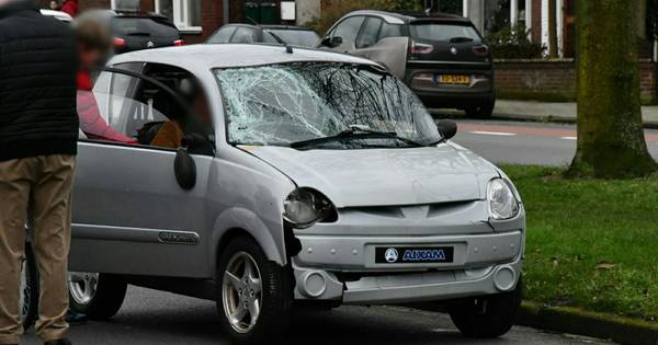Agenten maken testrit in zwaar beschadigde brommobiel na aanrijding in Enschede.