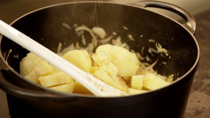 76. Stoemp met witte kool, brochette van pens en gerookt spek