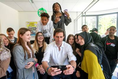 Arnhemse vmbo-klas krijgt les van minister Hoekstra in omgaan met geld: ‘Kapsalon, dat kun je toch niet eten?’