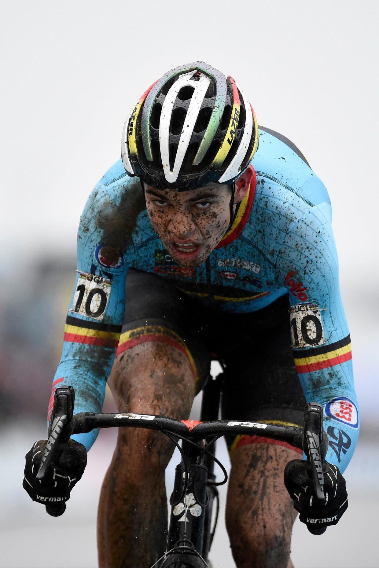 Van Aert glundert: "Fase met Van der Poel heeft me ...