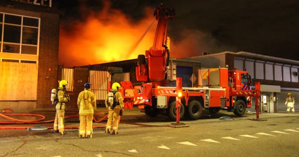 Grote grote brand legt deel van farmaceutisch bedrijf in Rotterdam-West in de as.
