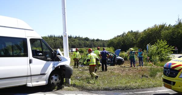 Ongeval met auto en taxibus op beruchte kruising bij Hattem; meerdere gewonden.