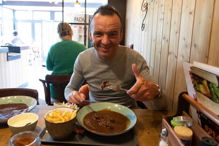 Na een ommetje vorig jaar in de Ardennen keren sterrenchef Luc Bellings en redacteur Stefan Vanderstraeten deze zomer weer voltijds naar de Belgische kust terug. Zeven zaterdagen, vijfendertig nieuwe restaurants, zeven oerklassieke gerechten. Vandaag op het menu: stoofvlees met friet.