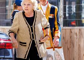 Prinses Beatrix is opnieuw gespot met haar tas met fotoprint van haar kleindochters