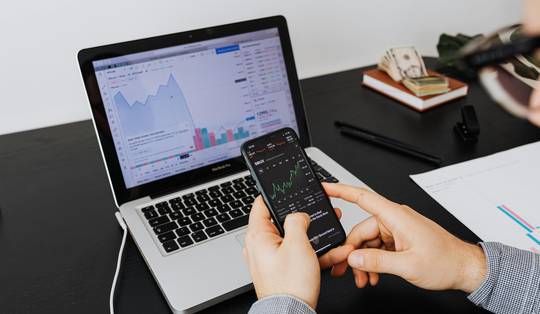 Te mooi om waar te zijn, en toch trappen we massaal in beleggingsfraude: ‘Race tegen de klok om mijn wallet te redden’