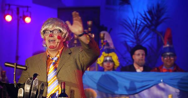 Geen serieuze preek maar schuddebuiken van het lachen tijdens Sauwelen in de Lambertuskerk