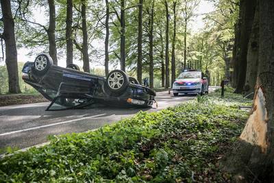 Auto op de kop bij Oosterbeek, bestuurder gewond