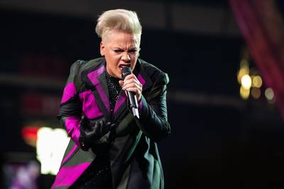 Pink overdondert met indrukwekkende show in Johan Cruijff Arena