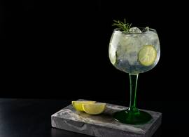 Last van muggen? Het drinken van gin-tonics helpt!