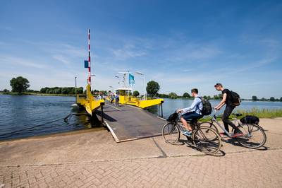 Plezierfietsers mogen de pontjes over de Maas niet op