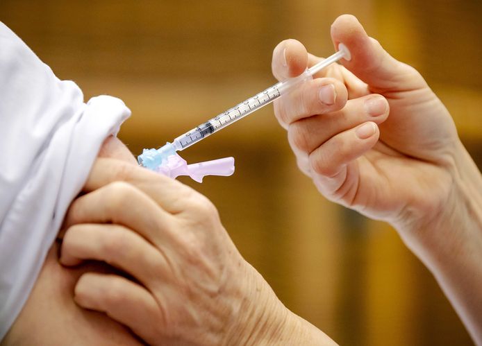 In ziekenhuizen is deze week gestart met het vaccineren van medewerkers in de acute zorg.