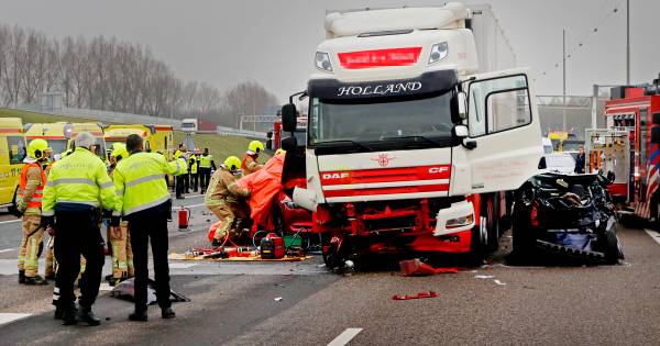 Het OM blijft de vrachtwagenchauffeur (35) ervan beschuldigen dat hij zat te whatsappen achter het stuur toen hij zich achterin de stilstaande file op de A16 bij Ridderkerk boorde .
