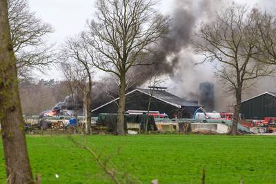 Kippen omgekomen bij schuurbrand Bentelo, twee personen naar ziekenhuis
