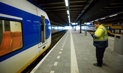 Honderden reizigers drie uur vast in gestrande trein