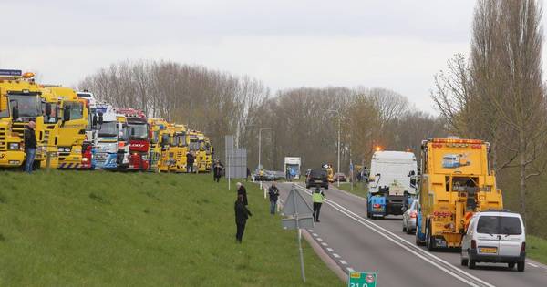 Erehaag van bergingsvoertuigen op de dijk tussen Waardenburg en Tuil - BD.nl