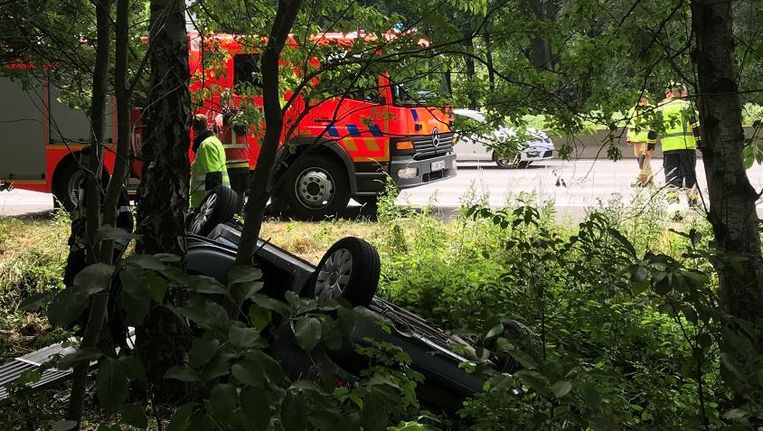 Twee auto's rijden door na zwaar ongeval op E40 in Beernem: levensgevaar ... - Het Laatste Nieuws
