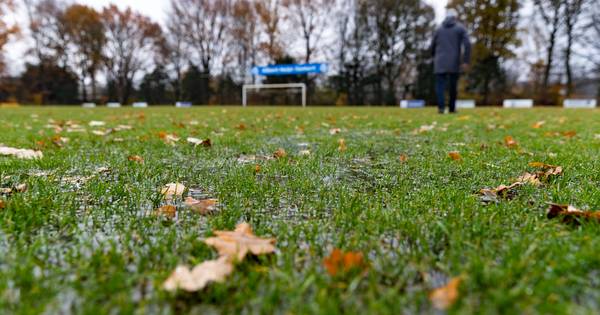 Veldvoetbal is waterballet in De Mortel | Amateurvoetbal - Eindhovens Dagblad