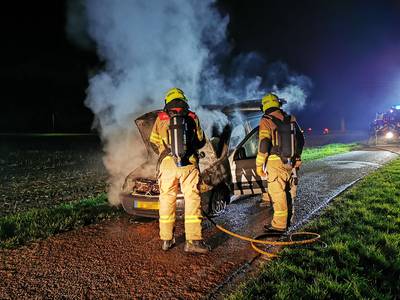 Auto vliegt in brand in Herwen