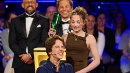 Nora en Lewis slaan fles kapot op hoofden van hun broers